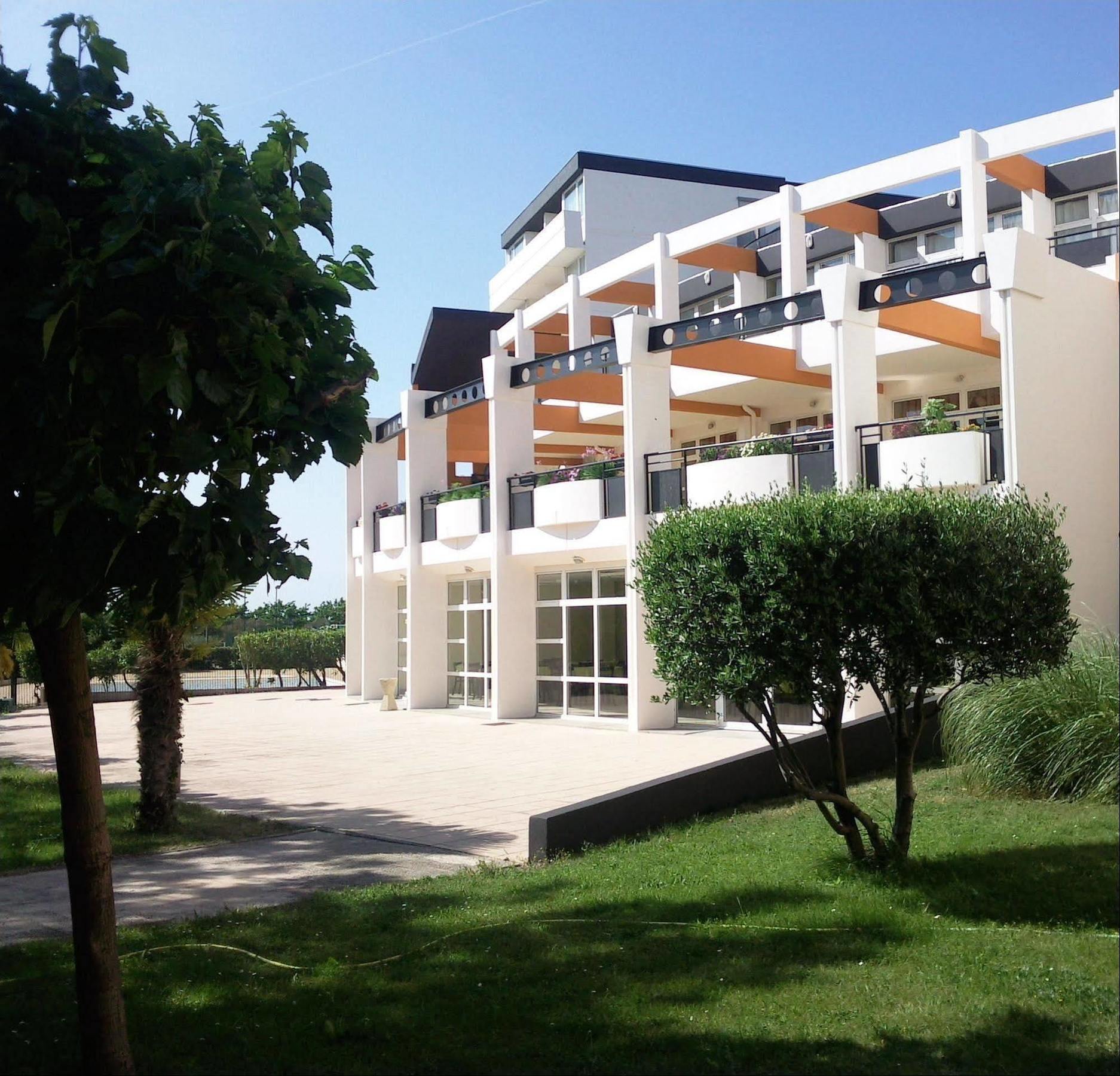 Hotel Residence Les Aiguades Port-de-Bouc Exterior photo